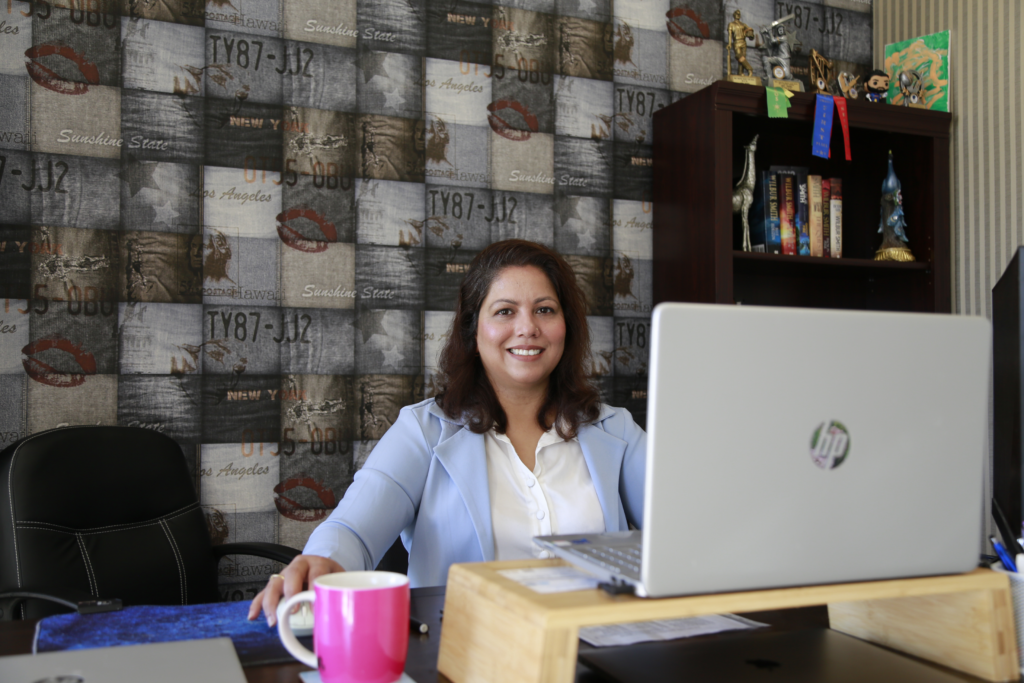 Amida - Daman at desk